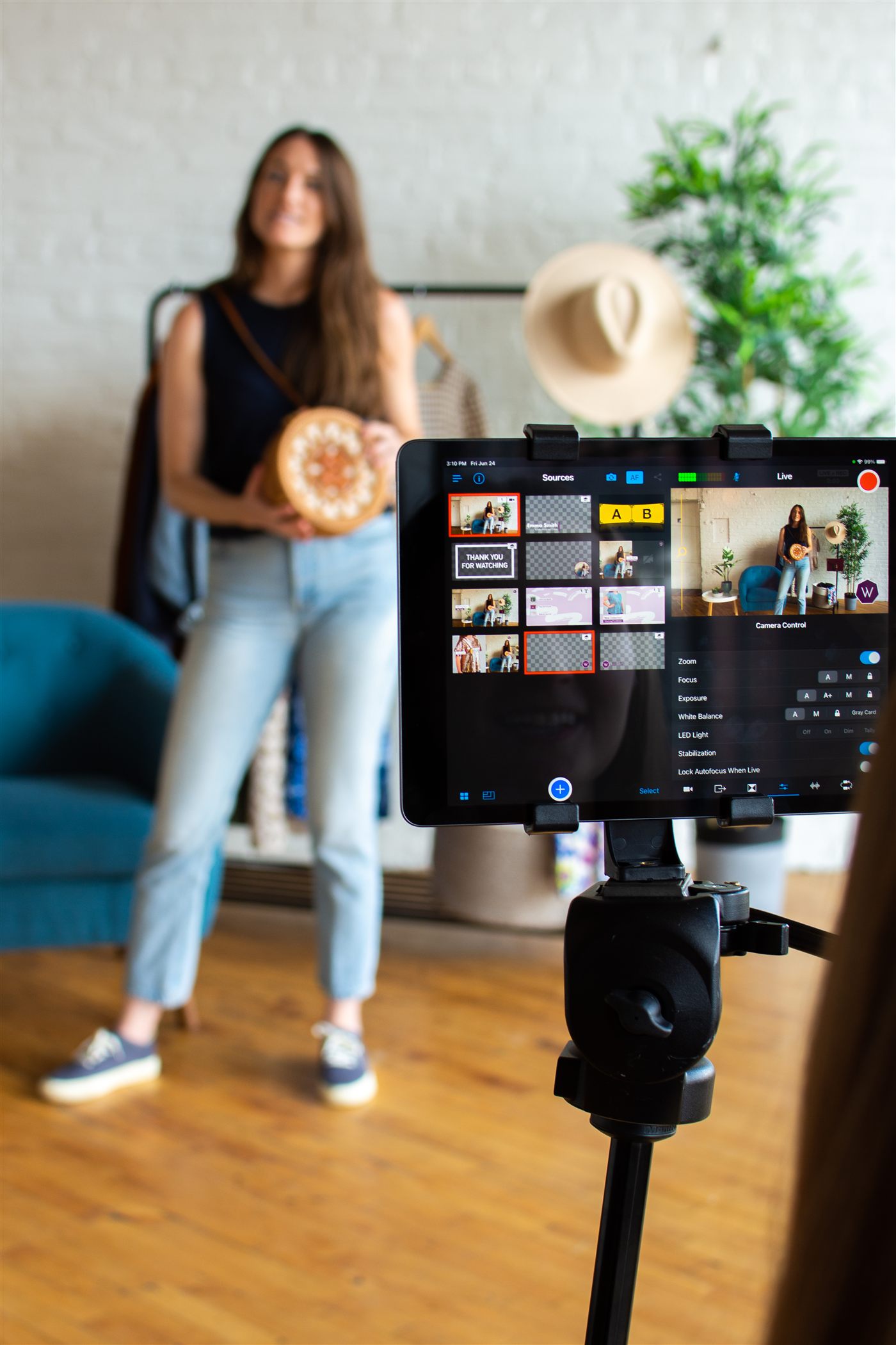 Venta en directo con Switcher Studio: iPad con la app en primer plano controlando el stream mientras la presentadora muestra productos