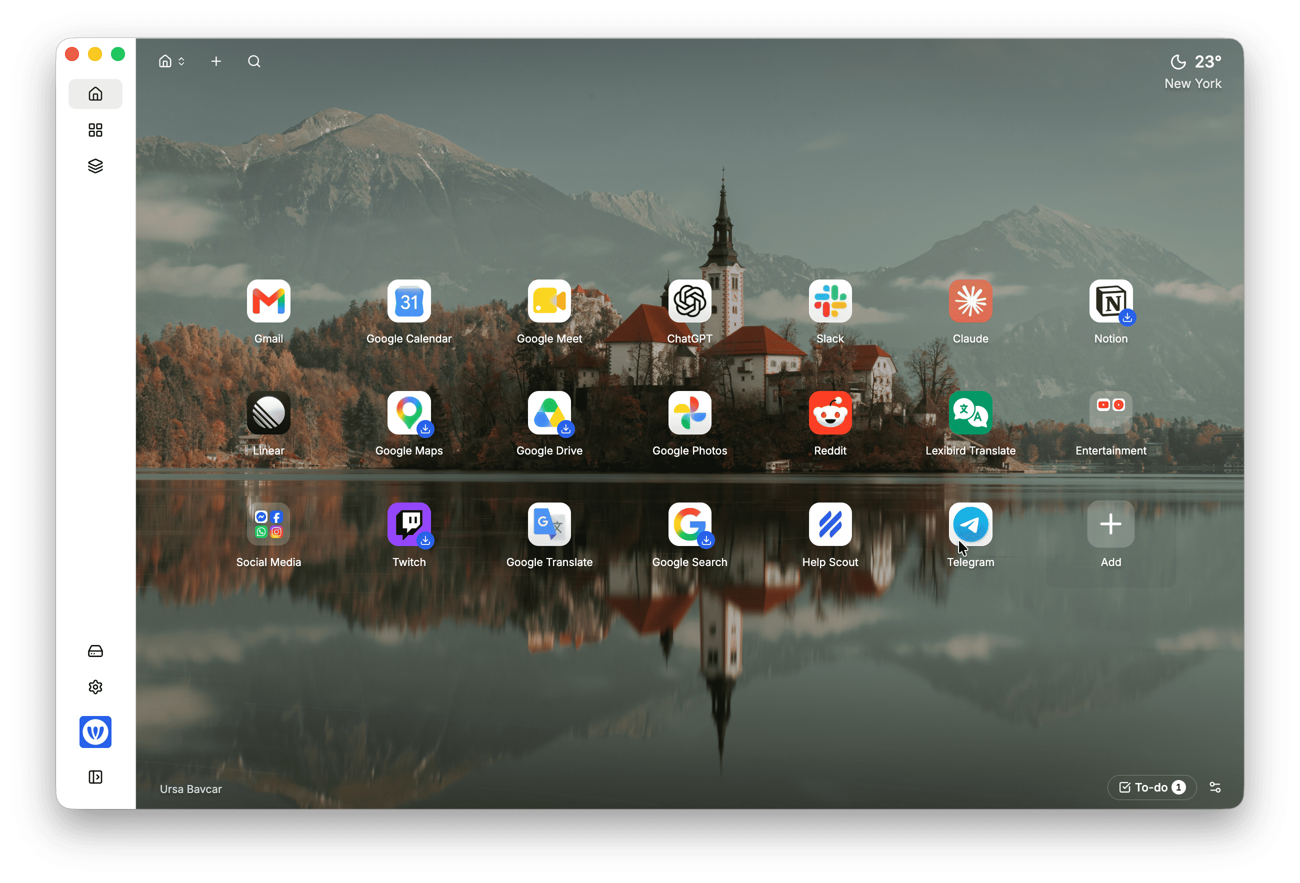 Espacio de trabajo de WebCatalog con fondo de montaña personalizado y apps organizadas: ChatGPT, Gmail, Slack, Claude, Notion, Google Drive y más